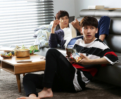 17일 채널A에서 방송되는 드라마 ‘로맨스 특별법’의 한 장면. 극 중 류진(왼쪽)과 한상혁은 한집에서 살고 있다. 채널A 제공