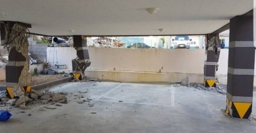 경북 포항 지진으로 기둥이 부서진 필로티 구조 건물.