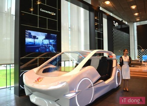 < 가상현실 기기를 통해 자율주행차를 체험할 수 있다. >(출처=IT동아)