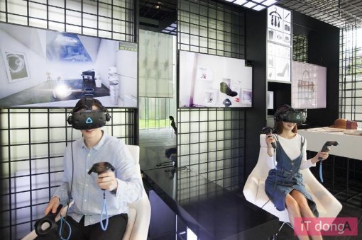< 커넥티드 샵 내 비치된 가상현실 기기를 통해 VR 쇼핑을 체험할 수 있다 >(출처=IT동아)