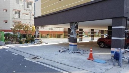 경북 포항 지진으로 인해 기둥이 부서진 필로티 구조 건물. 사진=온라인 커뮤니티