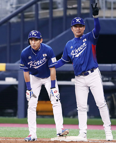 야구대표팀 이정후-이종범 코치(오른쪽). 사진제공｜스포츠코리아