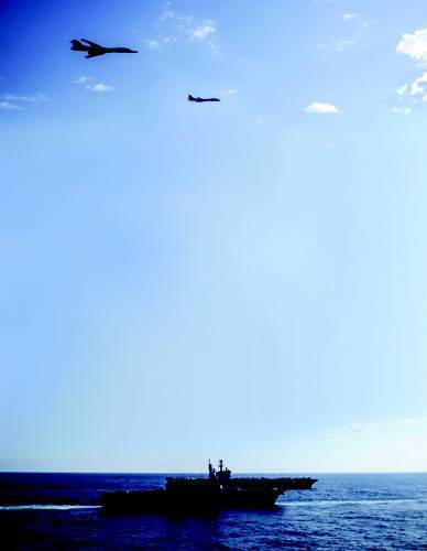 미군 B-1B 2대가 일본 헬기 탑재 항모 ‘이세’와 미국 항모 ‘시어도어 루스벨트’ 위로 비행하고 있다.[사진 제공·미 해군]