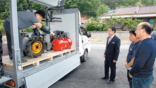 충북 영동군이 운영 중인 찾아가는 농기계 순회수리 교육이 지역 농민들에게 인기를 얻고 있다. 영동군 제공