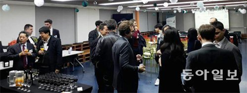 한국과 프랑스의 창업가와 투자자들이 9일 서울 강남구 D캠프에서 열린 주한 프랑스대사관 ‘프렌치 테크 나이트’에서 회사를 홍보하고 있다. 조은아 기자 achim@donga.com