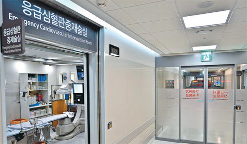 서울 세브란스병원 응급진료센터에 설치된 응급심혈관중재술실. 초기 대응이 중요한 급성심근경색증 환자를 제때 시술하기 위해 응급중재술실에 심혈관조영술 장비를 설치했고 심장내과 전문의가 항시 대기한다. 연세의료원 제공