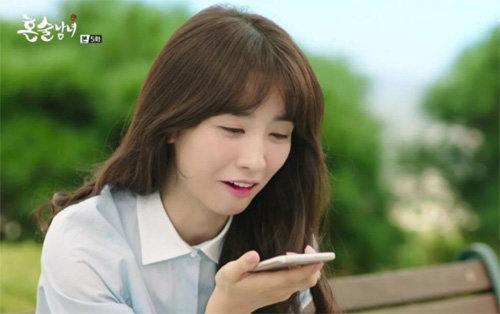 지난해 방영된 TV 드라마에서 여주인공이 스마트폰 인공지능(AI) 플랫폼을 상대로 상담을 하는 장면. tvN 영상 캡처