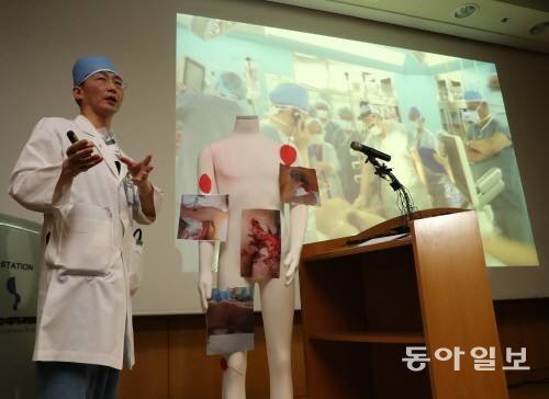 경기 수원시 아주대병원에서 이국종 아주대 의대 교수가 귀순하다 총상을 입은 북한군 병사를 두 차례 수술한 뒤 환자 상태를 설명하고 있다. 안철민 기자 acm08@donga.com