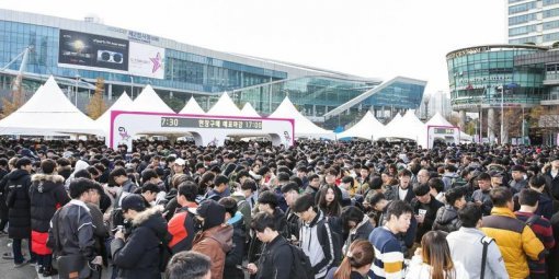 지스타2017 행사장에 집결한 관람객들 / 지스타 조직위 제공