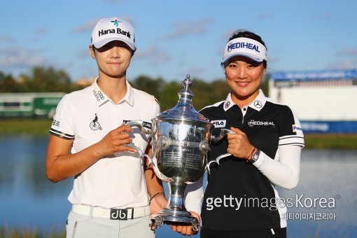 2017시즌 LPGA 투어가 마무리된 가운데 유소연(오른쪽)이 시즌 최고의 히트 상품인 박성현과 함께 올해의 선수상을 공동 수상했다. 올해의 선수상 공동수상은 LPGA 투어 역사상 처음이다. 유소연은 2012년 신인상에 이어 5년 만에 개인 타이틀을 추가했다. 사진=게티이미지코리아