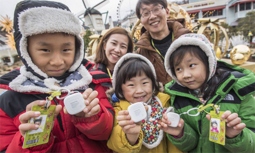 20일 경기 용인 에버랜드에서 연간이용회원으로 가입한 어린이들이 선물받은 커넥트 태그를 들어 보이고 있다. 자녀들이 커넥트 태그를 가지고 있으면 미아가 될 염려가 없으니 부모들에게도 큰 선물이다. 삼성물산 제공