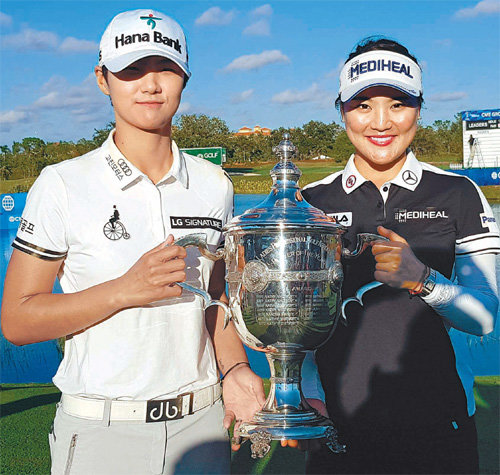 ‘올해의 선수’ 유소연과 공동 수상 20일 2017 미국여자프로골프(LPGA)투어 올해의 선수상을 공동 수상한 박성현(왼쪽)과 유소연이 올해의 선수 트로피를 함께 들고 밝게 웃고 있다. 어깨 부상으로 이번 대회에 기권하려다 올해의 선수상까지 받게 된 유소연은 “공동 30위라 전혀 기대를 안 했다. 그런데 LPGA 직원 중 한 분이 ‘올해의 선수상을 탈 가능성이 있으니 (가지 말고) 기다리는 게 낫겠다’라고 하더라. 믿기 힘든 일이 일어났다”고 말했다. 세마스포츠마케팅 제공