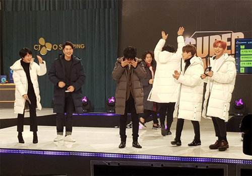 슈퍼주니어가 출연한 20일 CJ오쇼핑의 롱다운점퍼 판매 방송이 21억 원의 매출을 기록하며 ‘대박’을 쳤다. 준비한 상품이 매진됐다는 메시지가 뜨는 순간 출연자들이 기뻐하고 있다. CJ오쇼핑 제공