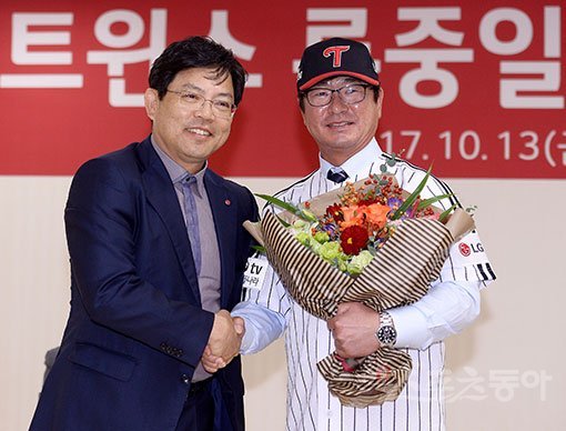 LG가 ‘2017 KBO 2차 드래프트’가 열린 22일 단연 화제의 중심으로 떠올랐다. 대대적인 선수단 개편에 착수한 모양새다. 
LG 양상문 단장(왼쪽)은 “의도된 것은 아니다”면서도 한편으로는 세대교체의 필요성에 방점을 찍었다. 스포츠동아DB