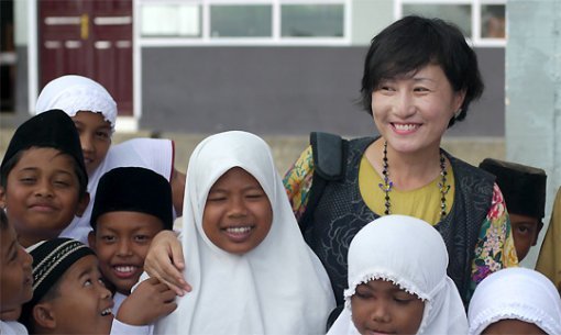 환하게 웃는 인도네시아 어린이들과 함께한 김이재 경인교대 교수. 김이재 교수 제공