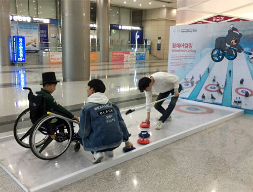 자원봉사자는 2018 평창 겨울올림픽 및 패럴림픽 성공의 핵심 요인으로 꼽힌다. 2018 평창동계올림픽조직위원회의 ‘청년대사’들이 지난달 서울 강남구 코엑스에서 장애인 컬링 체험 행사를 갖고 평창 대회 홍보에 나섰다. 평창동계올림픽조직위원회 제공