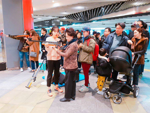 19일 서울 지하철 잠실역 지하 분수대에서 열린 바이애슬론 체험 행사 모습. 평창동계올림픽조직위원회 제공