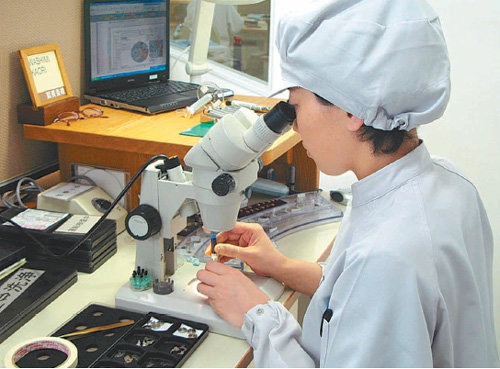 다쿠미 스튜디오의 한 엔지니어가 현미경을 통해 미세한 부품을 조립하고 있다.세이코 제공·시오지리=박은서 기자 clue@donga.com