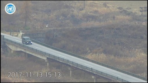 사진=차량으로 72시간 다리로 향하는 북한 귀순자. 유엔사 CCTV캡쳐