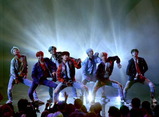 BTS(방탄소년단)의 아메리칸 뮤직 어워드 공연 모습