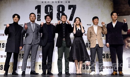 영화 ‘1987’의 주역들이 22일 제작보고회에서 작품의 성공을 바라며 주먹을 불끈 쥐어 보였다. 특히 주인공 하정우(왼쪽에서 두 번째)는 12월에 ‘1987’과 또 다른 영화 ‘신과함께’까지 두 편을 일주일 차이로 개봉한다. 김진환 기자 kwangshin00@donga.com