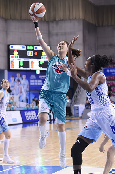 부천 KEB하나은행 강이슬(왼쪽)이 22일 용인실내체육관에서 열린 용인 삼성생명과의 경기에서 레이업슛을 시도하고 있다. KEB하나은행은 강이슬 등 주전들의 고른 활약으로 삼성생명을 꺾었다. 사진제공 ｜ WKBL