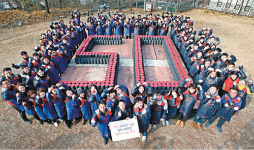 롯데그룹 유통BU 임직원들이 20일 그룹 창립 50주년을 맞아 서울 노원구 백사마을에서 연탄배달 봉사활동에 나섰다.
