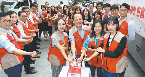 롯데유통BU는 9월 백화점 마트 롯데몰 등 18개 점포에서 임직원과 고객이 함께 헌혈에 참여하는 ‘잼잼 캠페인’을 열었다.
