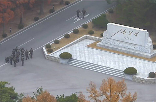 북한군 10여명 중무장 집결 북한군의 증원 병력이 확전 상황 등에 대비하려는 듯 김일성 기념비 앞에 집결하고 있다. 10여 명의 이들 북한군도 대부분 반자동화기인 AK-47 등으로 중무장하고 있다.
