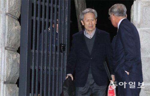 국군 사이버사령부에 ‘댓글 공작’을 지시한 혐의로 구속됐던 김관진 전 국방부 장관이 법원의 구속적부심사를 거쳐 22일 석방됐다. 경기 의왕시 서울구치소에서 나오는 김 전 장관(왼쪽)을 지인이 맞이하고 있다. 의왕=김동주 기자 zoo@donga.com