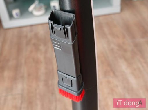 틈새/브러시 노즐은 본체에 부착할 수 있다(출처=IT동아)