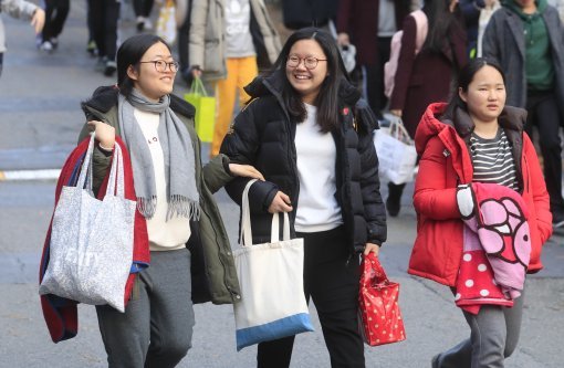 23일 광주시 남구 동아여고에서 수능 시험을 마친 수험생들이 활짝 웃는 표정으로 교문을 향해 고사장을 빠져 나오고 있다.