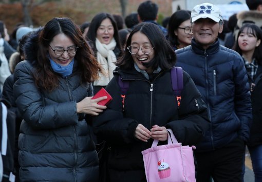 2018학년도 대학수학능력시험일인 23일 오후 경북 포항시 포항전자여자고등학교에 마련된 고사장에서 시험을 마친 수험생이 활짝 웃으면서 부모를 맞이하고 있다.