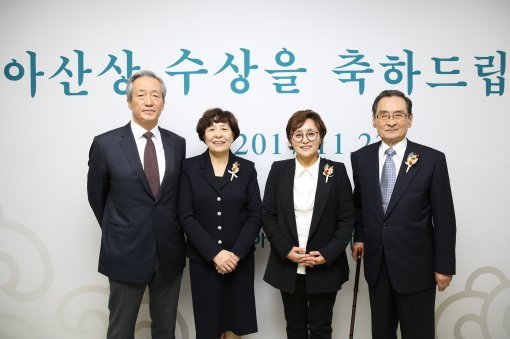 23일 서울 송파구 서울아산병원 대강당에서 제29회 아산상 시상식이 열렸다. 왼쪽부터 정몽준 아산재단 이사장, 신명자 복음자리 이사장(사회봉사상), 고미경 한국여성의전화 상임대표(대상), 유동수 한국구라봉사회 회장(의료봉사상). 서울아산병원 제공