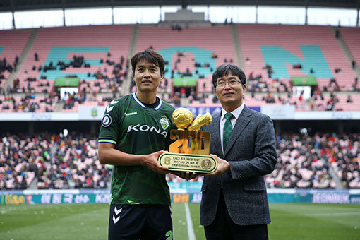 전북 이동국-백승권 단장(오른쪽). 사진제공｜한국프로축구연맹