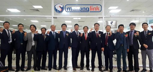 영남대 기업가센터는 최근 베트남 호찌민의 기업 메콩링크에 베트남 대표부를 설치했다. 이재훈 센터장(오른쪽에서 여섯 번째) 등 관계자들이 메콩강 권역 국가와의 협력 강화를 다짐하고 있다. 영남대 제공
