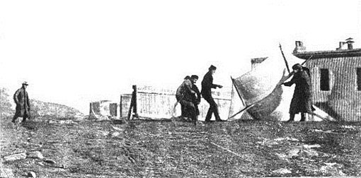1901년 연을 이용해 대서양 횡단 무선 통신에 성공하고 있는 마크로니 후작 연구진. 위키피디아 공용