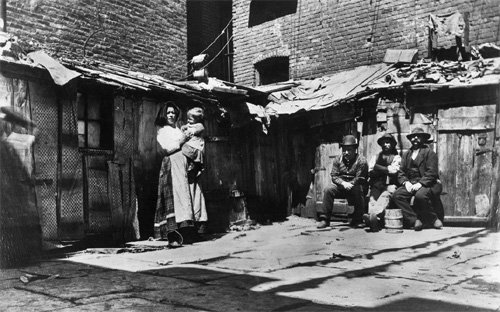 19세기 미국 뉴욕 도심의 빈민 공동주거지 모습. 저자는 소외계층의 주거공간을 촬영한 사진과 함께 공동주택 설계방식의 변화상을 살필 수 있는 도면, 통계 등 관련 자료를 풍성하게 실었다. 교유서가 제공