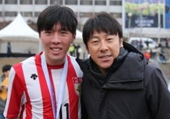 24일 고려대 우승 후 기뻐하고 있는 신태용 감독(오른쪽)과 아들 재원. 대한축구협회 제공