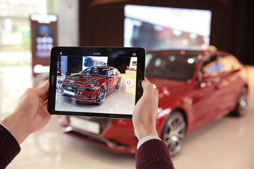 ‘제네시스 버추얼 가이드’ 앱에서 ‘AR 매뉴얼’ 기능을 사용하고 있는 모습. 사진제공｜현대자동차