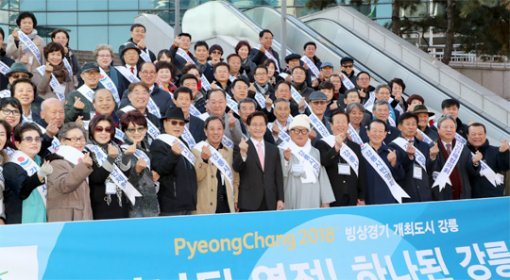 최명희 강릉시장 등 관계자들이 24일 서울역에서 2018평창겨울올림픽과 경강선 KTX 홍보활동을 벌인 뒤 기념촬영을 하고 있다. 강릉시 제공