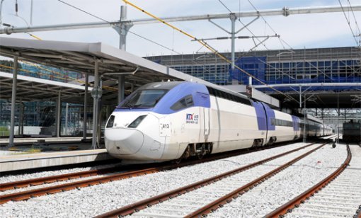 다음 달 개통 예정인 경강선 KTX의 시운전 모습. 본격 운행이 시작되면 서울에서 강릉까지 114분, 청량리에서는 86분이 걸린다. 한국철도시설공단 제공