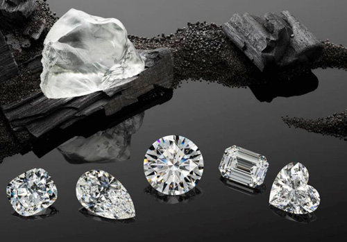 쇼파드는 342캐럿짜리 다이아몬드 원석 ‘퀸 오브 칼라하리’(사진 위)에서 나온 20캐럿 이상의 다이아몬드 5개로 새 컬렉션 ‘가든 오브 칼라하리’를 제작했다. 우림FMG 제공