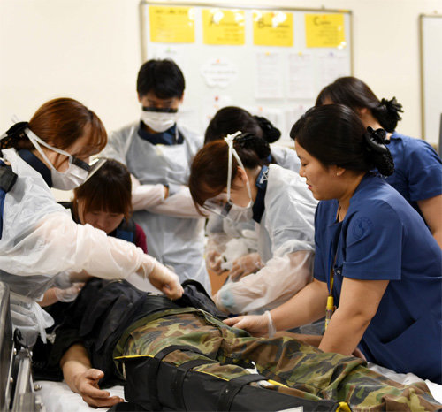 경기 수원시 아주대병원 권역외상센터에서 의료진이 응급환자를 치료하고 있다. 아주대병원 제공