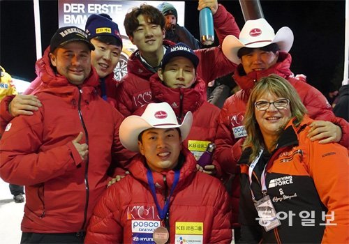 한국 봅슬레이대표팀 선수단이 2016년 1월 세상을 떠난 맬컴 고머 로이드 주행코치의 아내 지니 고드프리 씨(앞줄 오른쪽)를 25일 만났다. 원윤종(뒷줄 왼쪽에서 두 번째)과 서영우(앞줄 왼쪽)는 이날 2인승에서 시즌 최고 성적인 6위를 차지했다. 뒷줄 왼쪽은 파비오 시스 장비코치다. 휘슬러=임보미 기자 bom@donga.com