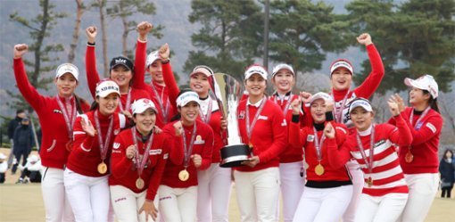 한국여자프로골프(KLPGA)투어 팀 선수들이 26일 경북 경주 블루원 디아너스CC에서 열린 챔피언스트로피 박인비 인비테이셔널에서 우승한 뒤 기뻐하고 있다. KLPGA팀 주장을 맡은 김지현(한화)이 우승트로피를 들었다. KLPGA 제공