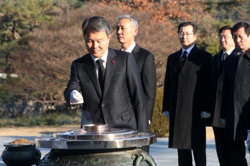 이진성 신임 헌법재판소장이 27일 오전 취임식 전 서울 동작구 국립현충원을 방문했다. 지난 1월 박한철 전 헌재소장 퇴임 이후 10개월여 만에 부임이다.장승윤기자 tomato99@donga.com