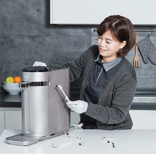 직수관 교체 서비스 진행 중인 LG 헬스케어 매니저.