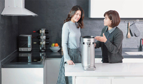 LG 퓨리케어 정수기 직수관 교체 서비스(16년 구매 고객은 유상으로 교체 가능). 사진 김도균