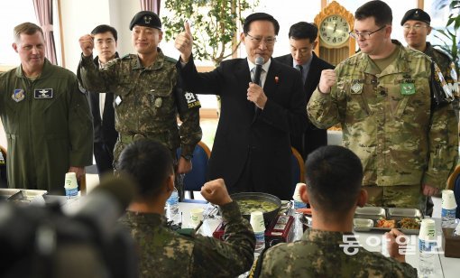 사진= 지난 13일 북한군 병사가 판문점 공동경비구역(JSA)을 통해 귀순했던 사건이 일어난 가운데 27일 오전 송영무 국방부장관이 관계자들과 사건 현장을 살펴본 뒤 가진 오찬에서 JSA 대대 장병들을 격려하고 있다. 파주=사진공동취재단